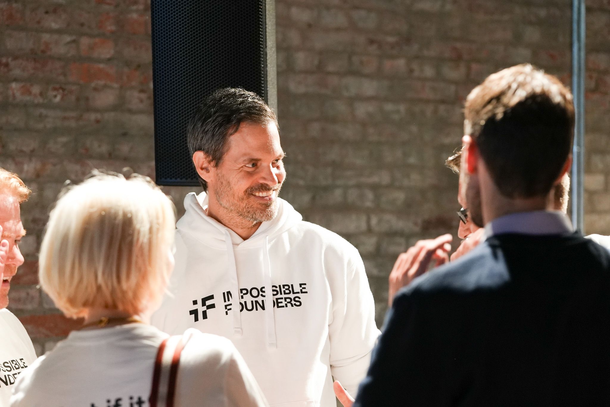 Benjamin Otto lächelnd mit mehreren Menschen